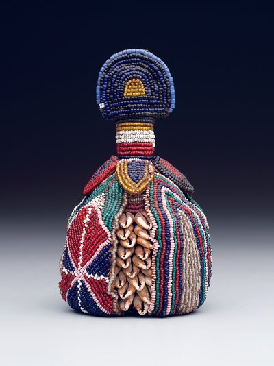 Simbolo della testa interiore (ibori), fine XIX secolo - inizio XX secolo (perline di vetro, conchiglie di ciprea e pelle) da Yoruba Culture