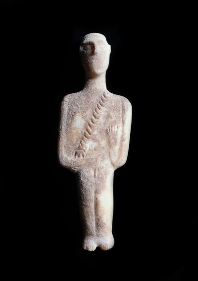 Idolo maschile, figurina schematica, marmo bianco con intarsi di ocra da Cycladic Cycladic