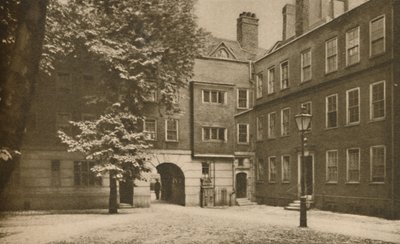 Ciottoli del tranquillo cortile interno a Staple Inn a Holborn, c. 1935 da Cyril Ellis