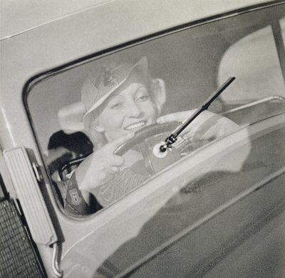 Una donna alla guida, c.1930s da Czech Photographer