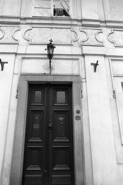 Jiri Mucha abbassa una chiave su una corda affinché un visitatore possa aprire le porte della sua casa a Hradcany, Praga da Czech Photographer