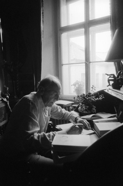 Jiri Mucha seduto alla sua scrivania nella sua casa a Hradcany, Praga da Czech Photographer