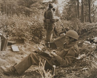 Corrispondente di guerra Alan Wood che scrive un dispaccio da D.M. Sgt. Smith