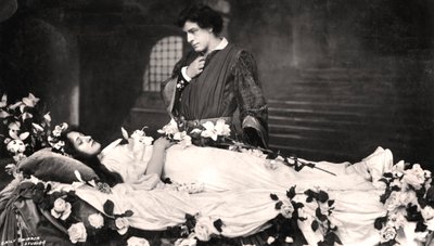 Matheson Lang e Nora Kerin in una scena di Romeo e Giulietta, 1908 da Daily Mirror Studios