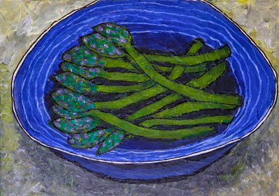 Asparagi verdi in una ciotola blu da Dale Hefer & Family