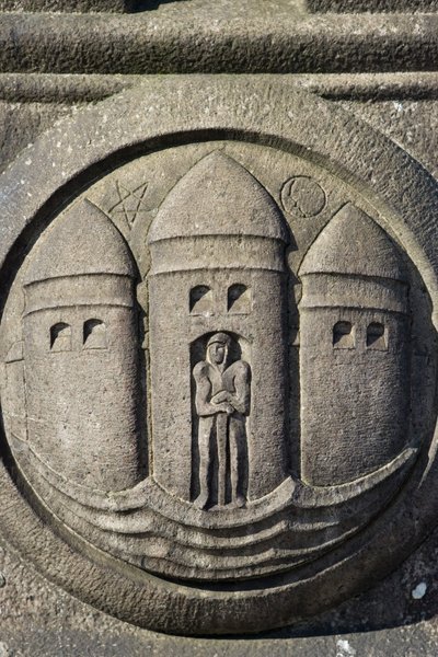 Tre torri scolpite in una colonna di pietra nella Piazza del Municipio da Danish School