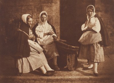 Signora Logan e due donne sconosciute, Newhaven, 1843-47, stampato c. 1916 da Hill and Adamson