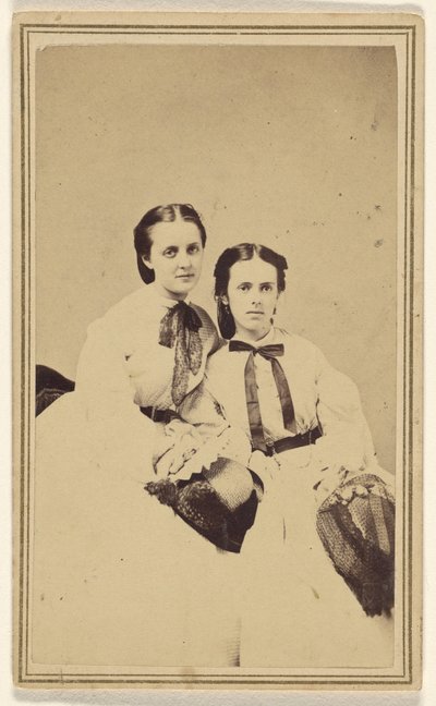 [Due giovani donne non identificate, sedute]. da David R.H. Hoag and Quick