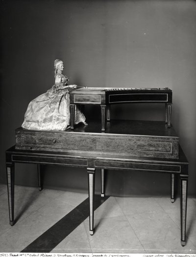 Suonatore di dulcimer da David Roentgen
