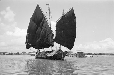 Una giunca da porto con stelo a campana sotto vela a Singapore da David Watkin Waters