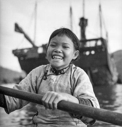 Ritratto di una giovane ragazza in un sampan nel porto di Aberdeen, Hong Kong da David Watkin Waters