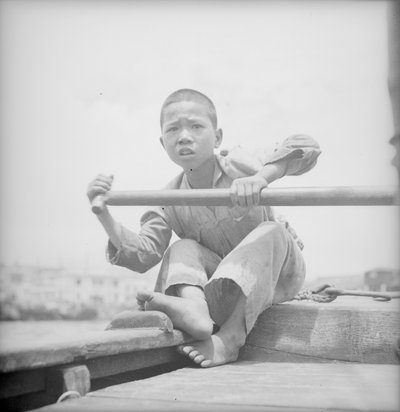 Un ragazzo sampan a Hong Kong da David Watkin Waters