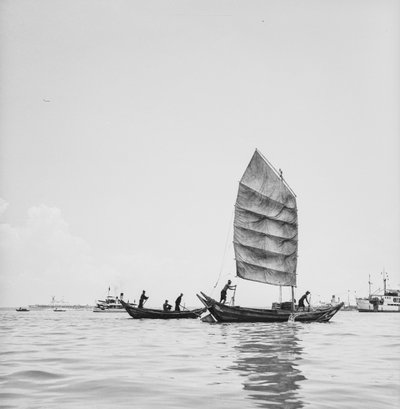 Un sampan a vela e uno remato nel porto di Penang da David Watkin Waters