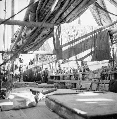 Nella vita a bordo di una giunca da pesca tipo Yeungkong ad Aberdeen, Hong Kong da David Watkin Waters