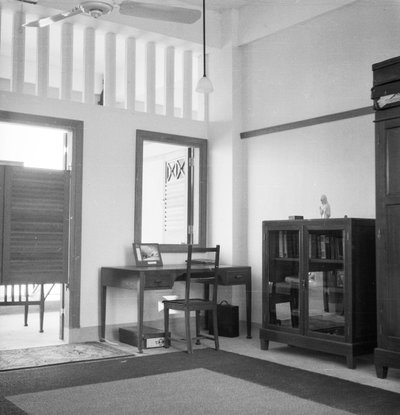 Dentro la Cabina n. 13 nella Stazione della Royal Air Force a Seletar, Singapore da David Watkin Waters