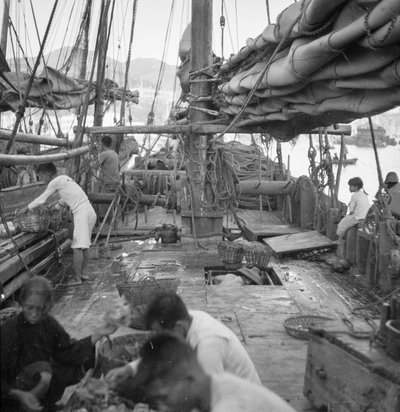 A bordo di una giunca da pesca tipo Yeungkong ad Aberdeen, Hong Kong da David Watkin Waters
