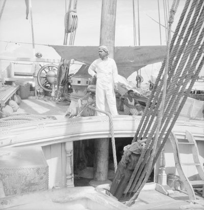 A bordo di un dhow tipo kotia indiano ancorato a Colombo, Ceylon da David Watkin Waters