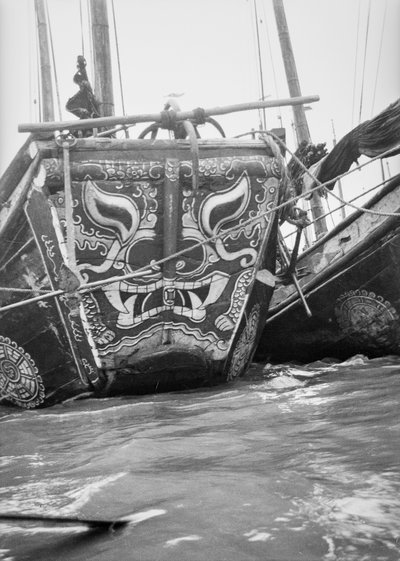 La prua altamente decorativa di un tipo di giunca di Hangchow Bay ormeggiata con altre giunche a Shanghai da David Watkin Waters