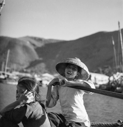 Due giovani ragazze sampan ad Aberdeen, Hong Kong da David Watkin Waters