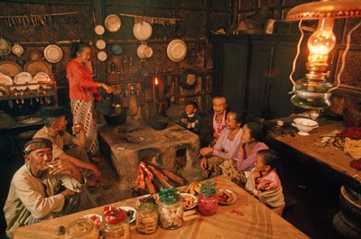 Una famiglia si siede insieme prima di cena. Tenggerese, Giava, Indonesia da Dean Conger