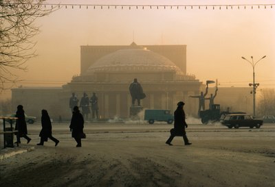 Una statua di Vladimir Lenin sorveglia il Teatro di Novosibirsk. Novosibirsk, Russia. da Dean Conger