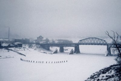 Novosibirsk, fiume Ob, Siberia, URSS, Studenti attraversano a piedi il fiume Ob ghiacciato nella neve, inverno 1976 (foto) da Dean Conger