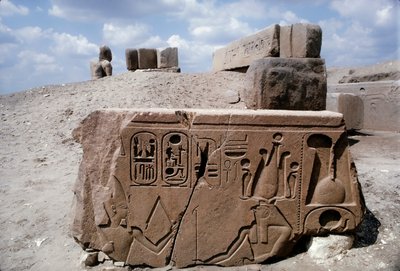 Tanis Egitto, disegni su rovine di pietra nell