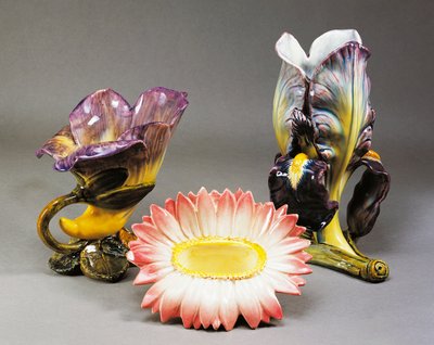 Vaso a forma di convolvolo, cachepot a forma di margherita e vaso a forma di iris, ca 1900, di Delphin Massier, stile Art Nouveau, ceramica barbotine, realizzato a Vallauris, Francia, XX secolo da Delphin Massier