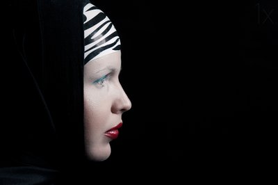 Profilo di una donna misteriosa da Denisa Justusová Šumcová