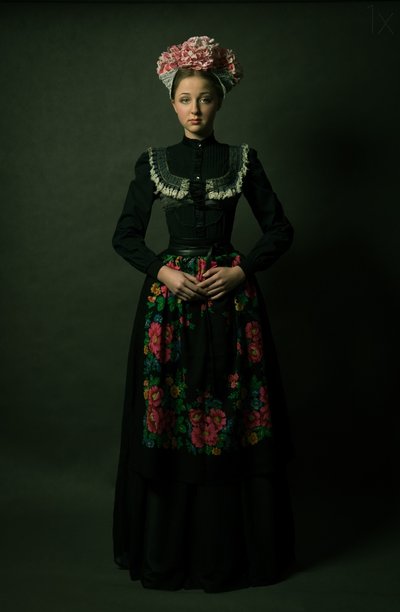Giovane donna in stile folk floreale da Denisa Justusová Šumcová