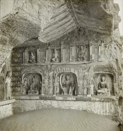 Statue di Buddha e bodhisattva, Grotta 259, parete nord, Grotte di Dunhuang, Cina da Desmond Parsons