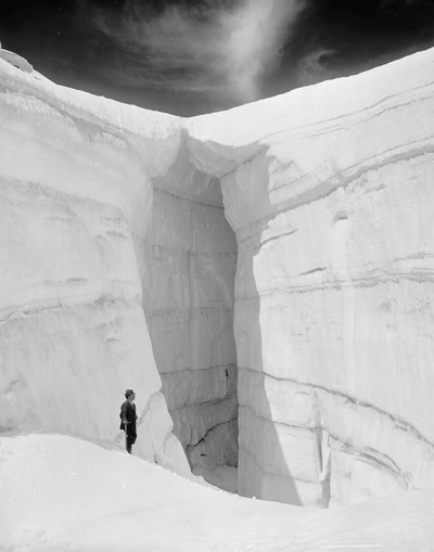 Ghiacciaio Asulkan dalla grotta di ghiaccio, Montagne Selkirk, British Columbia, c.1902 (foto b/n) da Detroit Publishing Co.
