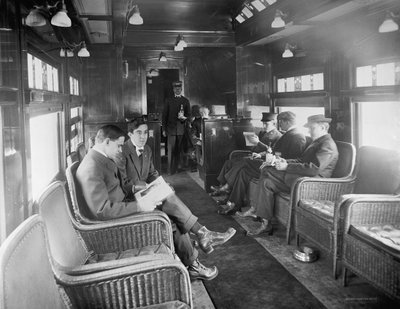 Gruppo di Uomini in Viaggio nella Carrozza Biblioteca Buffet sul Treno Deluxe Overland Limited, USA, c.1915 da Detroit Publishing Co.