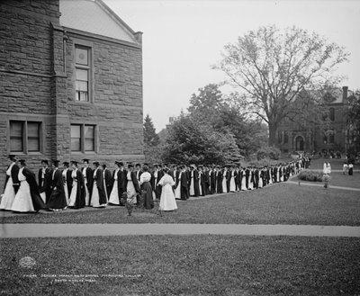 Anziani che marciano verso la cappella, Mt. Holyoke College, South Hadley, Massachusetts da Detroit Publishing Co.