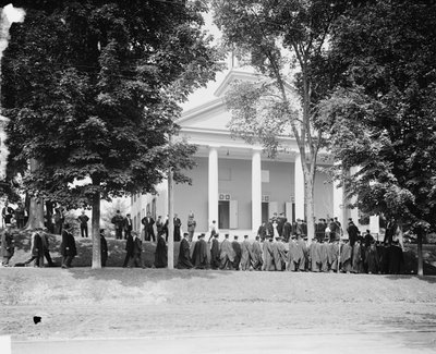 Anziani che marciano verso il college, Amherst College da Detroit Publishing Co.