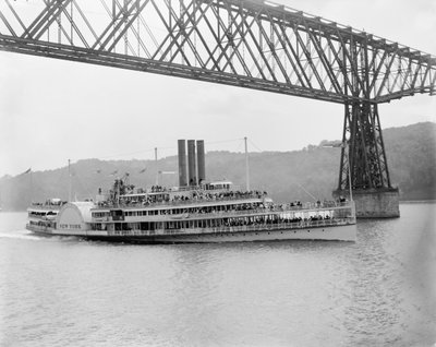 Sotto il ponte di Poughkeepsie, New York, c.1906 (foto in b/n) da Detroit Publishing Co.