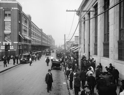 Lavoratori fuori dalla Ford Motor Company, Detroit, Michigan, USA, c.1910 da Detroit Publishing Co.