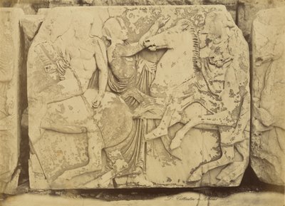 [Atene - frammento scultoreo, fregio del Partenone]. da Dimitrios Constantin