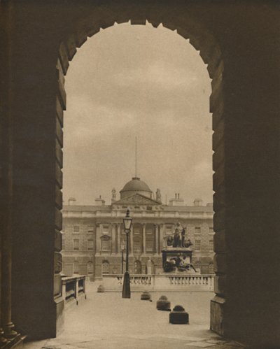 Una vista di passaggio di Somerset House dallo Strand, c1935 da Donald McLeish