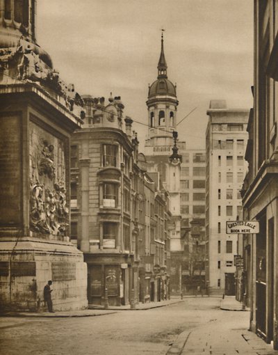 Alla base del monumento di Fish Street Hill, c1935 da Donald McLeish