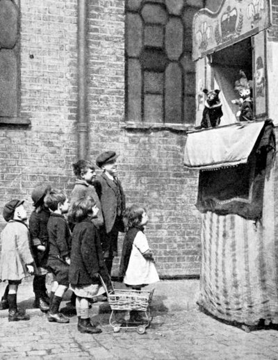 Bambini che guardano uno spettacolo di Punch e Judy in una strada di Londra da Donald McLeish