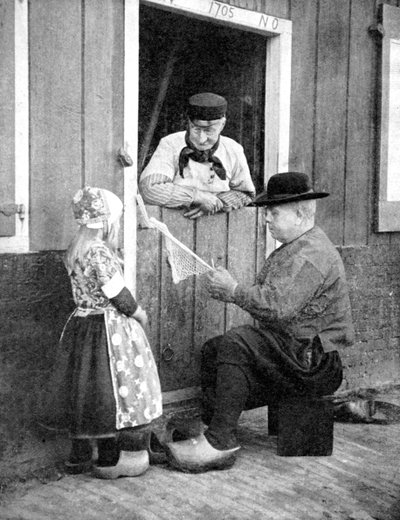 Olandesi che indossano zoccoli, Marken, Olanda, 1936 da Donald McLeish