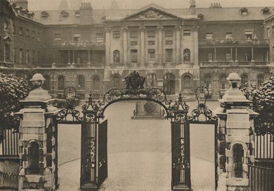 Ingresso al Guys Hospital con la statua del fondatore al centro del cortile, c1935 da Donald McLeish