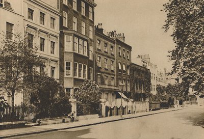 Piazza Kensington che conserva ancora la pace di due secoli, c1935 da Donald McLeish