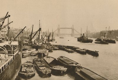 Navigazione nella Pool di Londra: una vista dal London Bridge al Tower Bridge, c1935 da Donald McLeish