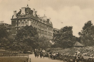 Sezione di Villiers Street del Victoria Garden e una veduta del Cecil Hotel, c1935 da Donald McLeish