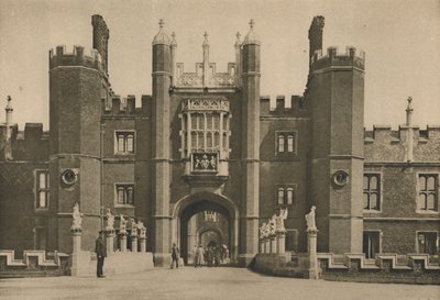 Facciata ovest di Hampton Court Palace di Wolsey e il ponte riesumato, c1935 da Donald McLeish