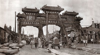 Una strada nella città vecchia, Pechino da Donald Mennie