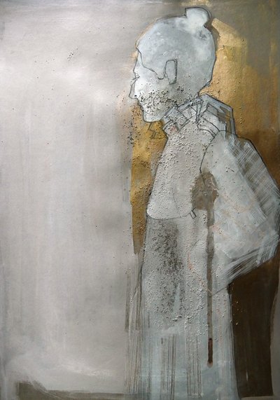 Figura astratta e serena in oro da Doris Schmitz
