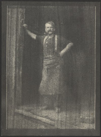 [Fabbro in piedi sulla porta, con la pipa in bocca] da Doris Ulmann